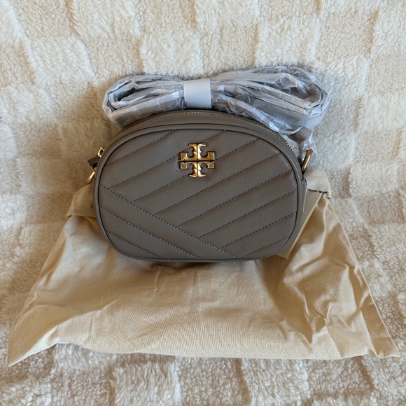 NWT! Tory Burch 90450 Small Kira Chevron Camera Crossbody Bag In Gray Heron - Picture 1 of 6